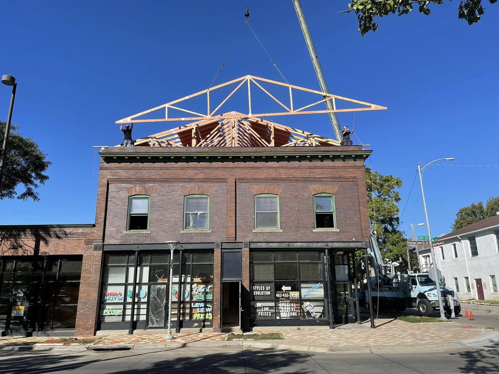 Home framing and roof truss installation Davenport IA